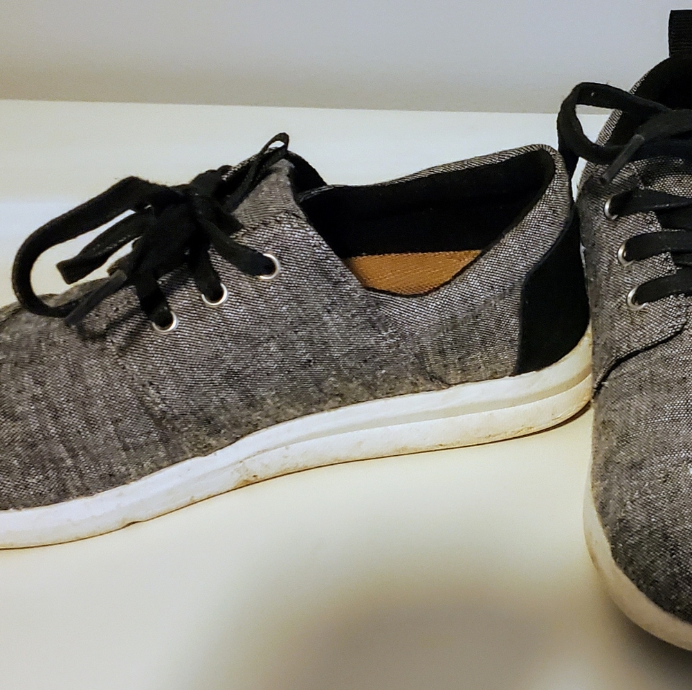 Toms sneakers